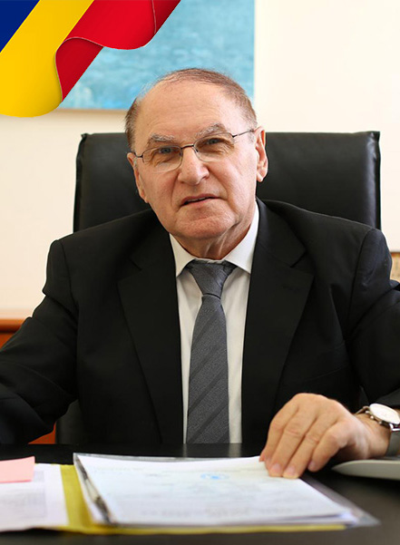 עורך דין ונוטריון גבריאל כתרי במשרדו מטפל בבקשות לדרכון רומני